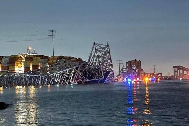 Jembatan Francis Scott Key setelah runtuh, di Baltimore, Maryland, Amerika Serikat, Selasa (26/3/2024). Foto: Harford County MD Fire & EMS/via REUTERS
