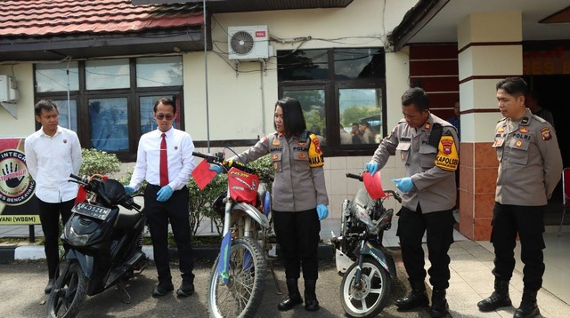 Polisi menunjukkan barang bukti kasus curanmor. Foto: Dok. Polres Bengkayang