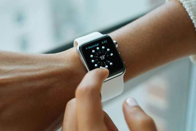 Ilustrasi smartwatch dengan baterai tahan lama. Foto: Unsplash