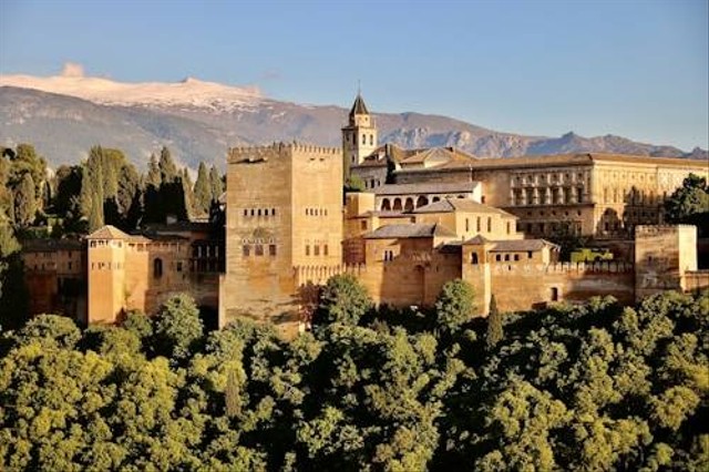 Ilustrasi Pengaruh Seni Islam pada Arsitektur Spanyol Alhambra. Sumber: Unsplash