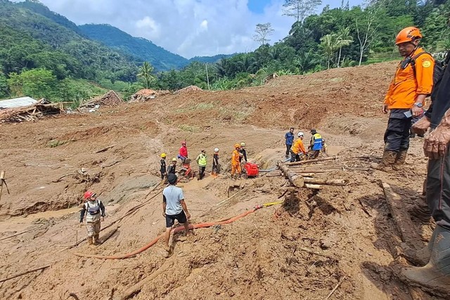 Pencarian warga yang hilang pasca longsor di Cipongkor, Kabupaten Bandung Barat, pada Selasa (26/3). Istimewa  Foto: Dok. Istimewa