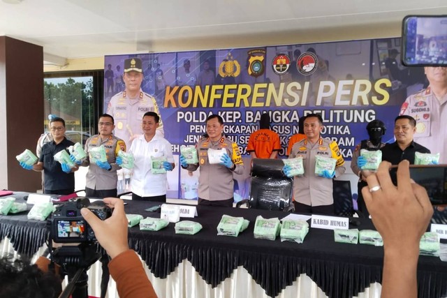 Jumpa pers pengungkapan kasus narkoba di Polda Kep. Bangka Belitung, Selasa (26/3/2024). Foto: Dok. Istimewa