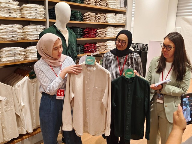 Sustainability & Corporate PR Manager UNIQLO, Yulia Rachmawati (tengah), bersama timnya saat menunjukkan salah satu pakaian yang ada di tokonya. Foto: Tarjoni/Ciremaitoday