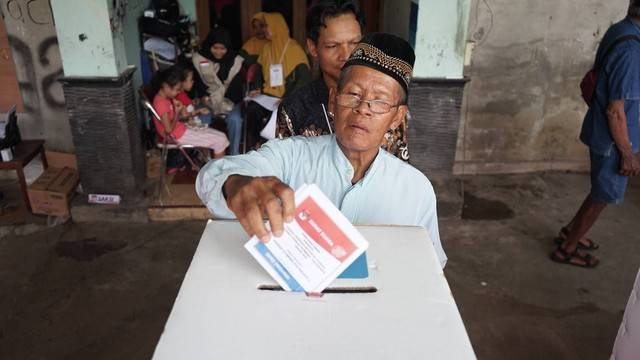 Ilustrasi salah seorang warga memasukkan surat suara ke dalam kotak suara. Foto: Arif UT/Pandangan Jogja