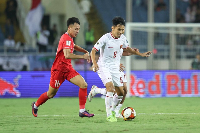 Pemain Timnas Indonesia Witan Sulaeman (kanan) menggiring bola dibayangi Timnas Vietnam Nguyen Thai Son (kiri) di laga keempat kualifikasi Piala Dunia 2026 zona Asia putaran kedua Grup F di Stadion Nasional My Dinh, Hanoi Vietnam, Selasa (26/3). Foto: Dok. PSSI