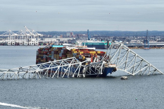 Foto udara rangka baja Key Bridge berada di atas kapal kontainer setelah jembatan tersebut runtuh, Baltimore, Maryland, pada 26 Maret 2024. Foto: Jim Watson/AFP