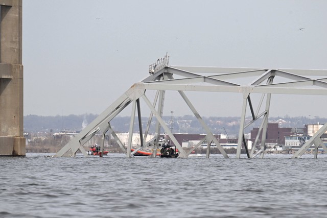 Rangka baja Key Bridge terendam air setelah runtuh di Baltimore, Maryland, pada 26 Maret 2024. Foto: Jim Watson/AFP