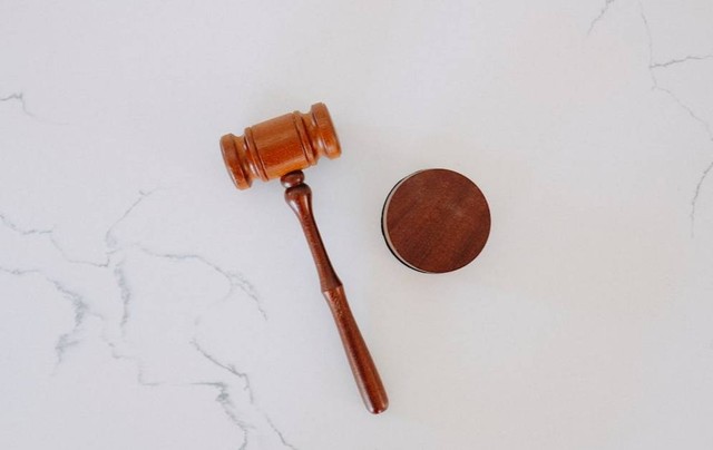 Ilustrasi Menurut UUD 1945, Kekuasaan Kehakiman Dilaksanakan oleh Mahkamah Agung Sumber Unsplash/Tingey Injury Law Firm