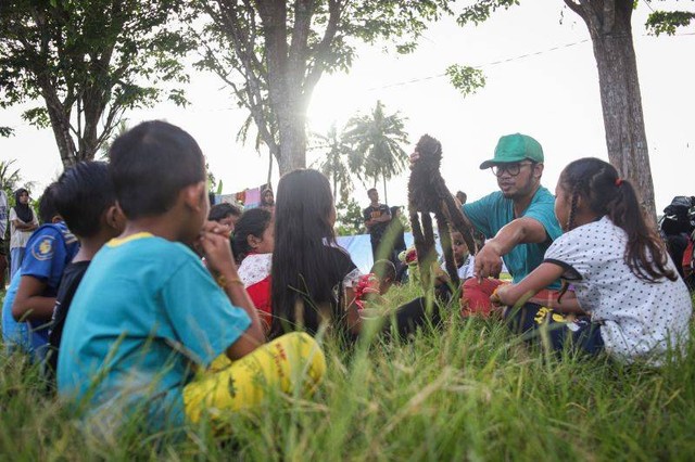 Perpustakan Boneka hibur warga terdampak gempa di Pulau Bawean Foto: Antarafoto