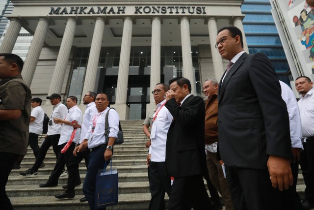 Paslon nomor urut 01 Anies Baswedan dan Muhaimin Iskandar menghadiri sidang perdana perselisihan hasil Pemilu (PHPU) atau Pilpres 2024 di Gedung Mahkamah Konstitusi, Jakarta, Rabu (27/3/2024). Foto: Aditia Noviansyah/kumparan