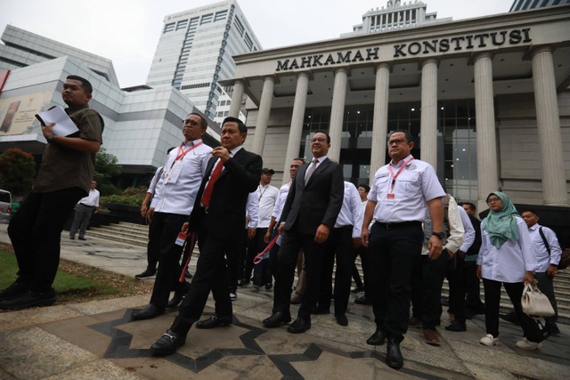 Paslon nomor urut 01 Anies Baswedan dan Muhaimin Iskandar menghadiri sidang perdana perselisihan hasil Pemilu (PHPU) atau Pilpres 2024 di Gedung Mahkamah Konstitusi, Jakarta, Rabu (27/3/2024). Foto: Aditia Noviansyah/kumparan