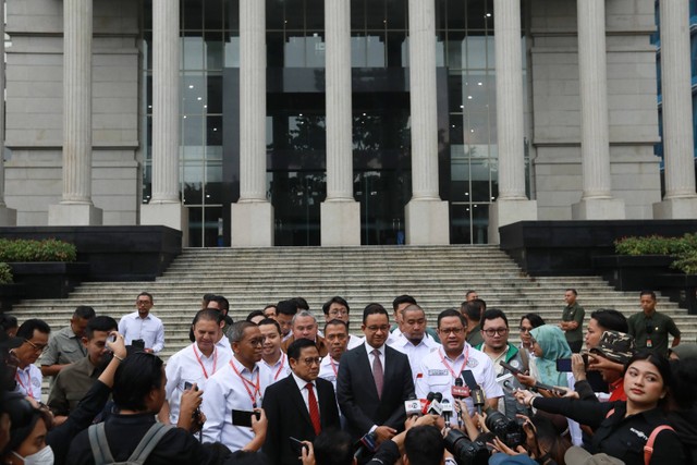 Paslon nomor urut 01 Anies Baswedan dan Muhaimin Iskandar menghadiri sidang perdana perselisihan hasil Pemilu (PHPU) atau Pilpres 2024 di Gedung Mahkamah Konstitusi, Jakarta, Rabu (27/3/2024). Foto: Aditia Noviansyah/kumparan