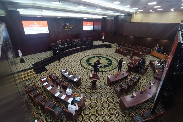 Suasana jelang sidang perdana perselisihan hasil Pemilu (PHPU) atau Pilpres 2024 di Gedung Mahkamah Konstitusi, Jakarta, Rabu (27/3/2024). Foto: Hedi/kumparan