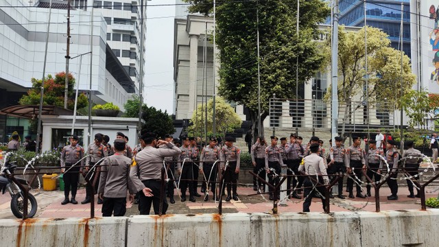 Polisi mengamankan sidang perdana perselisihan hasil Pemilu (PHPU) atau Pilpres 2024 di Gedung Mahkamah Konstitusi, Jakarta, Rabu (27/3/2024). Foto: Jonathan Devin/kumparan