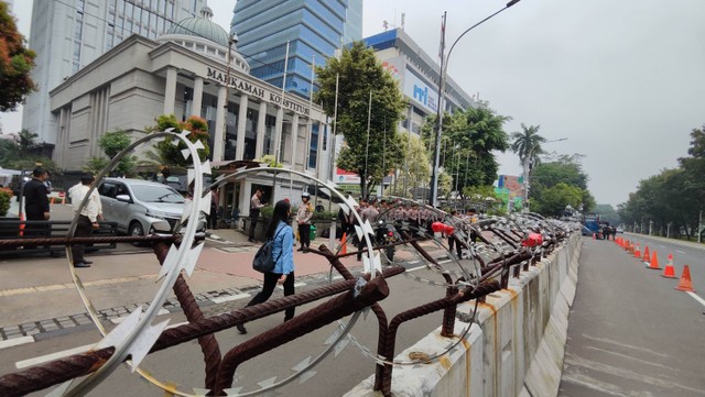 Polisi mengamankan sidang perdana perselisihan hasil Pemilu (PHPU) atau Pilpres 2024 di Gedung Mahkamah Konstitusi, Jakarta, Rabu (27/3/2024). Foto: Jonathan Devin/kumparan