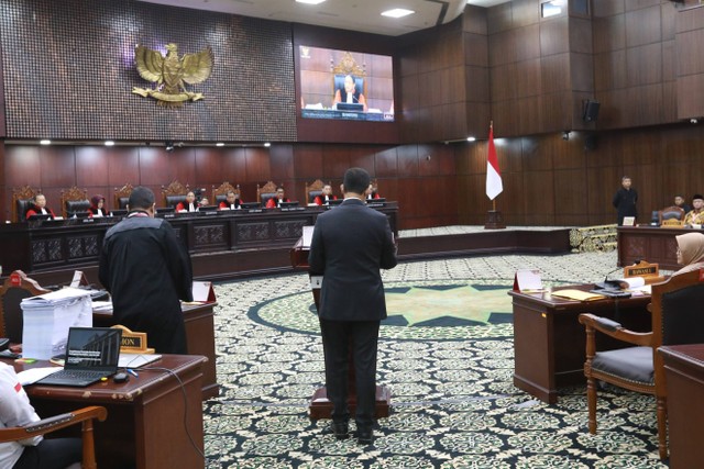 Capres Anies Baswedan membuka pokok-pokok permohonannya pada sidang perdana perselisihan hasil Pemilu (PHPU) atau Pilpres 2024 di Gedung Mahkamah Konstitusi, Jakarta, Rabu (27/3/2024). Foto: Aditia Noviansyah/kumparan