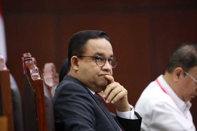 Capres Anies Baswedan menghadiri sidang perdana perselisihan hasil Pemilu (PHPU) atau Pilpres 2024 di Gedung Mahkamah Konstitusi, Jakarta, Rabu (27/3/2024). Foto: Aditia Noviansyah/kumparan