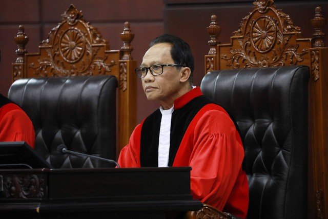 Hakim Konstitusi Ridwan Mansyuri mengikuti sidang perdana perselisihan hasil Pemilu (PHPU) atau Pilpres 2024 di Gedung Mahkamah Konstitusi, Jakarta, Rabu (27/3/2024). Foto: Aditia Noviansyah/kumparan