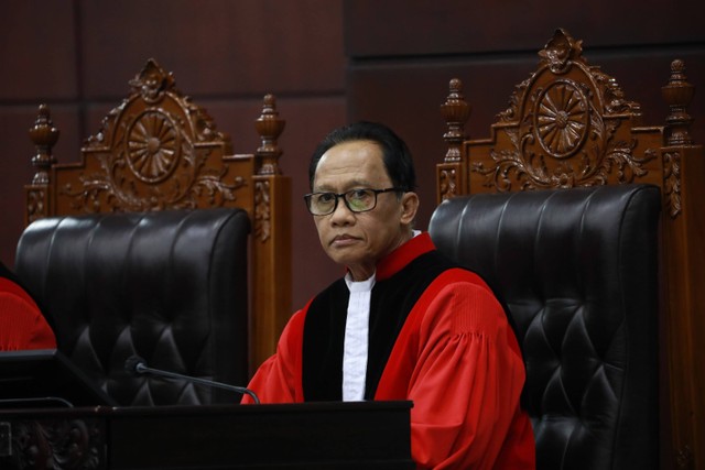 Hakim Konstitusi Ridwan Mansyuri mengikuti sidang perdana perselisihan hasil Pemilu (PHPU) atau Pilpres 2024 di Gedung Mahkamah Konstitusi, Jakarta, Rabu (27/3/2024). Foto: Aditia Noviansyah/kumparan