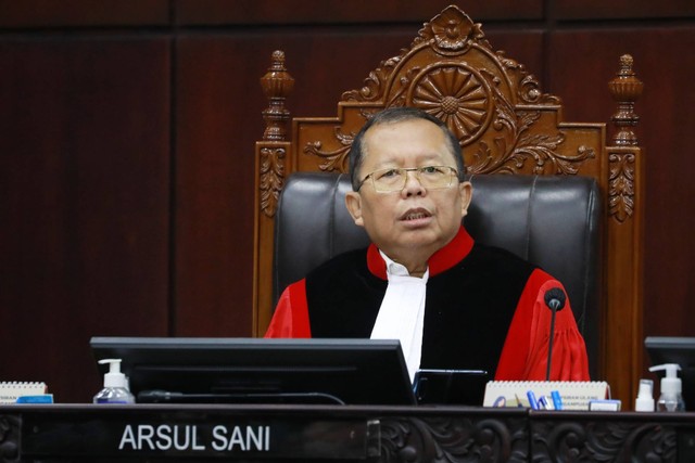 Hakim Konstitusi Arsul Sani mengikuti sidang perdana perselisihan hasil Pemilu (PHPU) atau Pilpres 2024 di Gedung Mahkamah Konstitusi, Jakarta, Rabu (27/3/2024). Foto: Aditia Noviansyah/kumparan