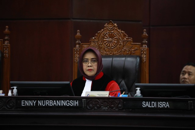 Hakim Konstitusi Enny Nurbaningsih mengikuti sidang perdana perselisihan hasil Pemilu (PHPU) atau Pilpres 2024 di Gedung Mahkamah Konstitusi, Jakarta, Rabu (27/3/2024). Foto: Aditia Noviansyah/kumparan