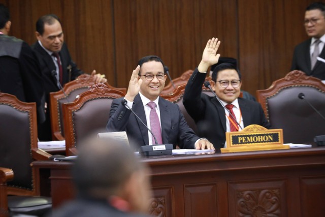 Paslon nomor urut 01 Anies Baswedan dan Muhaimin Iskandar mengikuti sidang perdana perselisihan hasil Pemilu (PHPU) atau Pilpres 2024 di Gedung Mahkamah Konstitusi, Jakarta, Rabu (27/3/2024). Foto: Aditia Noviansyah/kumparan