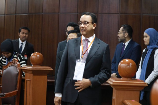 Paslon nomor urut 01 Anies Baswedan mengikuti sidang perdana perselisihan hasil Pemilu (PHPU) atau Pilpres 2024 di Gedung Mahkamah Konstitusi, Jakarta, Rabu (27/3/2024). Foto: Aditia Noviansyah/kumparan