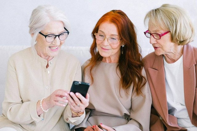 Ilustrasi: Teman Lama Sumber: https://www.pexels.com/senior-happy-women-watching-video-online-in-smartphone-5257313/