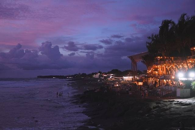 Mari Beach Club. Foto hanyalah ilustrasi, bukan tempat yang sebenarnya. Sumber: Unsplash/Alexander Nrjwolf