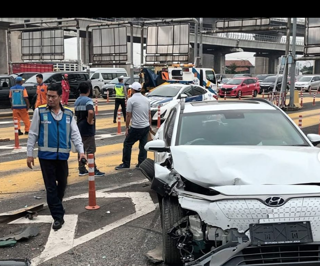 5 Mobil Tabrakan Beruntun Di Gerbang Tol Halim Utama | Kumparan.com