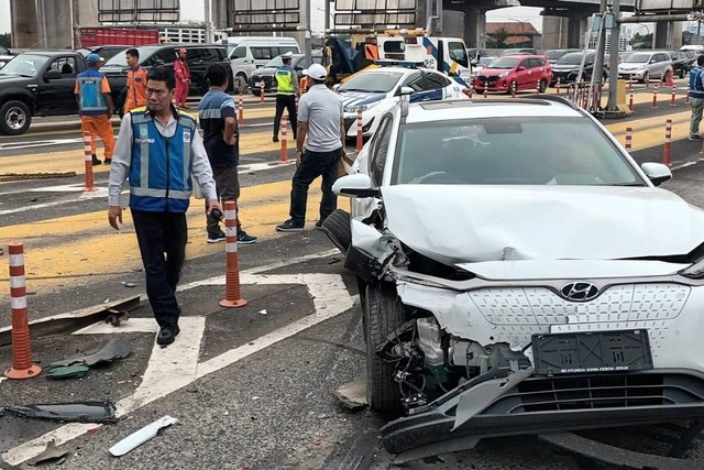 Mobil listrik Hyundai Kona terlibat kecelakaan di Gerbang Tol Halim Utama, Jakarta, Rabu (27/3/2024). Foto: Instagram/@tmcpoldametro