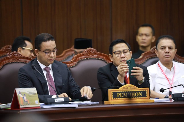 Paslon nomor urut 01 Anies Baswedan dan Muhaimin Iskandar mengikuti sidang perdana perselisihan hasil Pemilu (PHPU) atau Pilpres 2024 di Gedung Mahkamah Konstitusi, Jakarta, Rabu (27/3/2024). Foto: Aditia Noviansyah/kumparan