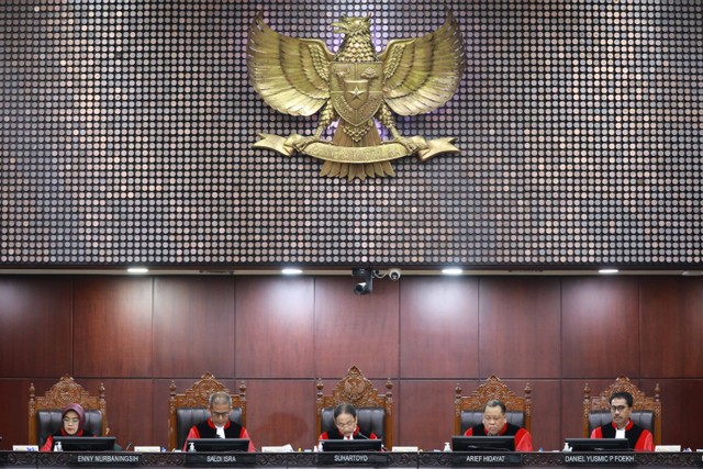 Hakim Mahkamah Konstitusi memimpin jalannya ssidang perdana perselisihan hasil Pemilu (PHPU) atau Pilpres 2024 di Gedung Mahkamah Konstitusi, Jakarta, Rabu (27/3/2024). Foto: Aditia Noviansyah/kumparan