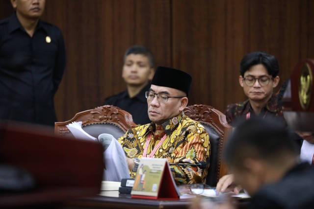Ketua KPU Hasyim Asy'ari mengikuti sidang perdana perselisihan hasil Pemilu (PHPU) atau Pilpres 2024 di Gedung Mahkamah Konstitusi, Jakarta, Rabu (27/3/2024). Foto: Aditia Noviansyah/kumparan