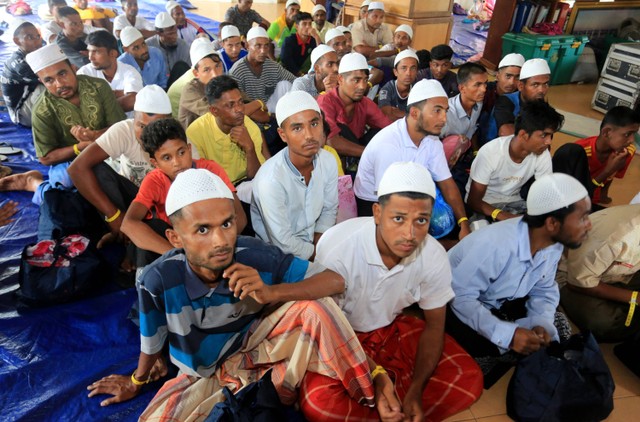 Sejumlah imigran etnis Rohingya bersiap untuk direlokasi paksa dari tempat penampungan sementara di Gedung Palang Merah Indonesia (PMI) Desa Suak Nie, Johan Pahlawan, Aceh Barat, Aceh, Selasa (26/3/2024).  Foto: Syifa Yulinnas/ANTARA FOTO