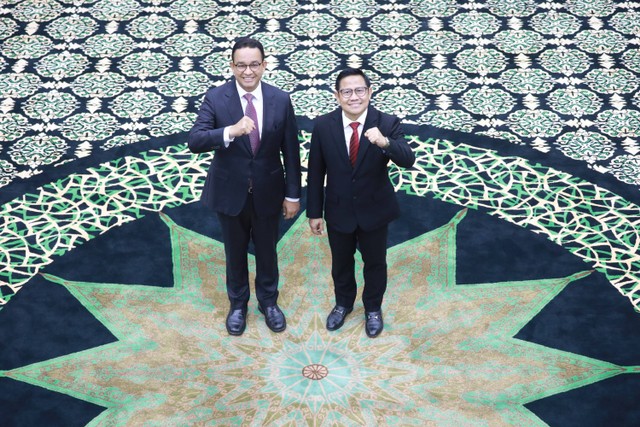 Paslon nomor urut 01 Anies Baswedan dan Muhaimin Iskandar foto bersama usai mengikuti sidang perdana perselisihan hasil Pemilu (PHPU) atau Pilpres 2024 di Gedung Mahkamah Konstitusi, Jakarta, Rabu (27/3/2024). Foto: Aditia Noviansyah/kumparan