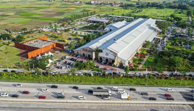 Foto udara suasana rest area Heritage Km 260B Jalan Tol Pejagan-Pemalang, Banjaratma, Brebes, Jawa Tengah, Jumat (28/4/2023). Foto: Rivan Awal Lingga/Antara Foto