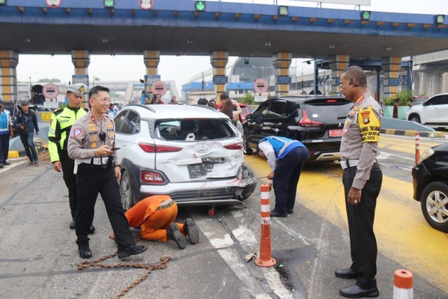 Dirlantas Polda Metro Jaya mengecek kondisi GT Halim Utama usai kecelakaan beruntun 7 kendaraan. Foto: Dok. Istimewa