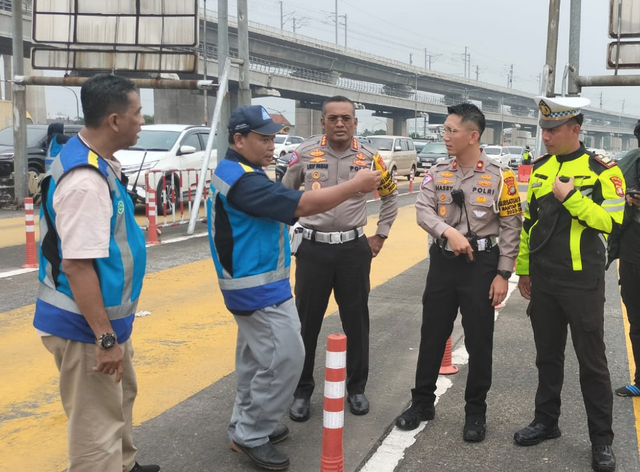 Dirlantas Polda Metro Jaya Kombes Latif Usman (ketiga dari kiri) di GT Halim Utama, lokasi tabrakan beruntun, Rabu (24/3/2024). Foto: Twitter/@TMCPoldaMetro