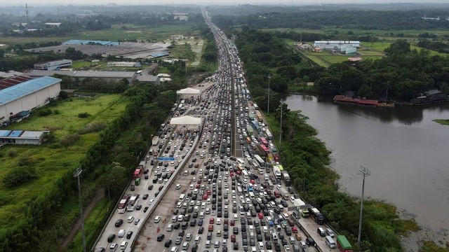 Foto udara sejumlah kendaraan antre melintasi Gerbang Tol Cikampek Utama, Kabupaten Purwakarta, Jawa Barat, Kamis (28/4/2022). Foto: M Risyal Hidayat/ANTARA FOTO