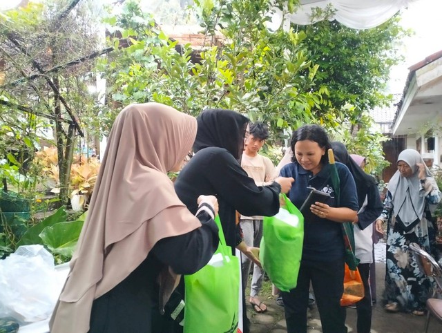 Paket tebus murah Ramadhan yang disiapkan Asosiasi Pengusaha Jasa Dekorasi Indonesia (Aspedi) DIY untuk warga Sleman. Foto: M Wulan
