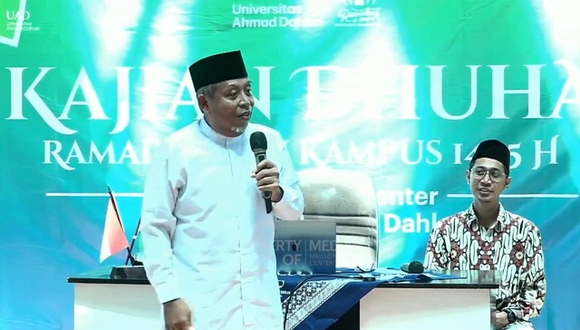 Kajian Dhuha Masjid Islamic Center Universitas Ahmad Dahlan (UAD) dengan pemateri dr. H. Agus Taufiqurrahman, Sp.S., M.Kes. (Dok. Nafisah)