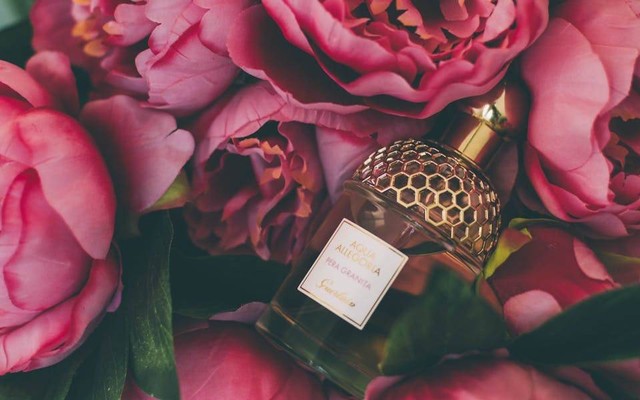 Ilustrasi cara melihat expired parfum. Sumber: Valeria Boltneva/pexels.com