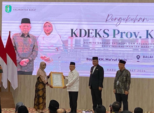 Pengelolan kantin MAN 1 Pontianak menerima sertifikat halal dari MUI yang diserahkan Wapres, Ma'ruf Amin. Foto: Yulia Ramadhiyanti/Hi!Pontianak