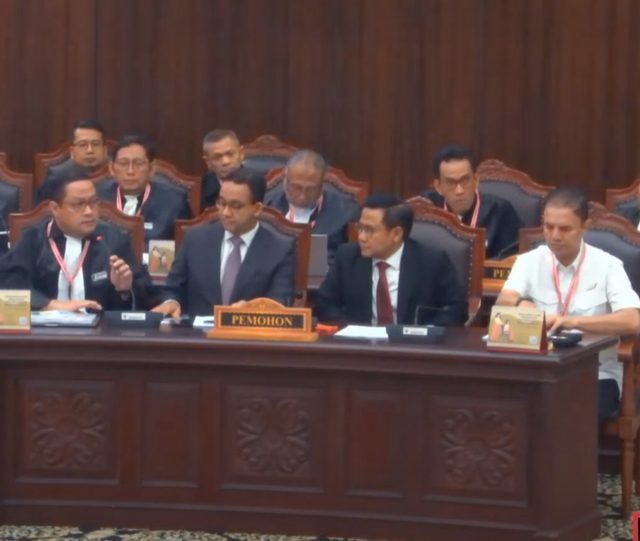 Kiri-kanan depan: Ari Yusuf Amir, Anies Baswedan, Muhaimin Iskandar, M Syaugi, dalam sidang perdana gugatan Pilpres 2024 di MK, Rabu (27/3/2024).  Foto: YouTube MK