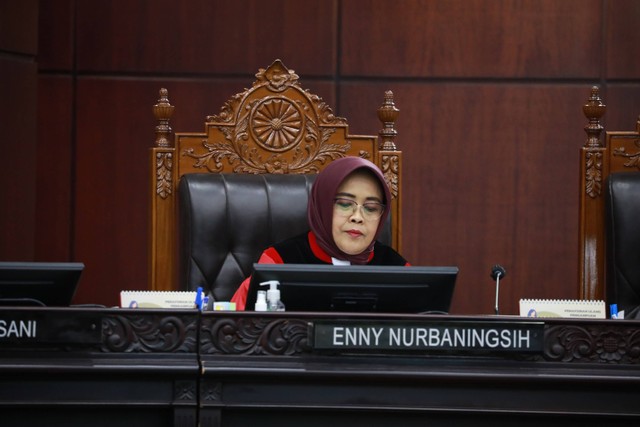 Hakim Konstitusi Enny Nurbaningsih mengikuti sidang perdana perselisihan hasil Pemilu (PHPU) atau Pilpres 2024 di Gedung Mahkamah Konstitusi, Jakarta, Rabu (27/3/2024). Foto: Aditia Noviansyah/kumparan