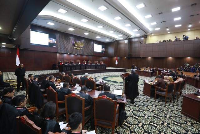 Deputi Hukum Tim Pemenangan Nasional (TPN) Ganjar-Mahfud Todung Mulya Lubis menyampaikan pembukaan pokok-pokok permohonan pada sidang perdana perselisihan hasil Pemilu (PHPU) atau Pilpres 2024 di Gedung Mahkamah Konstitusi, Jakarta, Rabu (27/3/2024). Foto: Aditia Noviansyah/kumparan