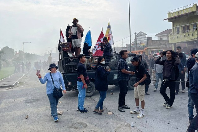 Massa demonstrasi blokade Jalan SM Raja, Medan, Sumatera Utara, Rabu (27/3/2024). Foto: Tri Vosa/kumparan