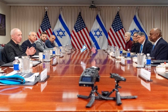 Menteri Pertahanan Israel Yoav Gallant melakukan pertemuan dengan Menteri Pertahanan AS Lloyd Austin di Pentagon, Washington, AS, Selasa (26/3/2024). Foto: Jacquelyn Martin/AP PHOTO