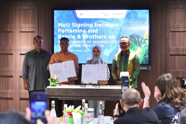 PT Pertamina (Persero) dan Bakrie Group menandatangani kerja sama (MoU) Infrastruktur Shared Hub di IKN, Jakarta, Selasa (26/3/2024). Foto: Pertamina